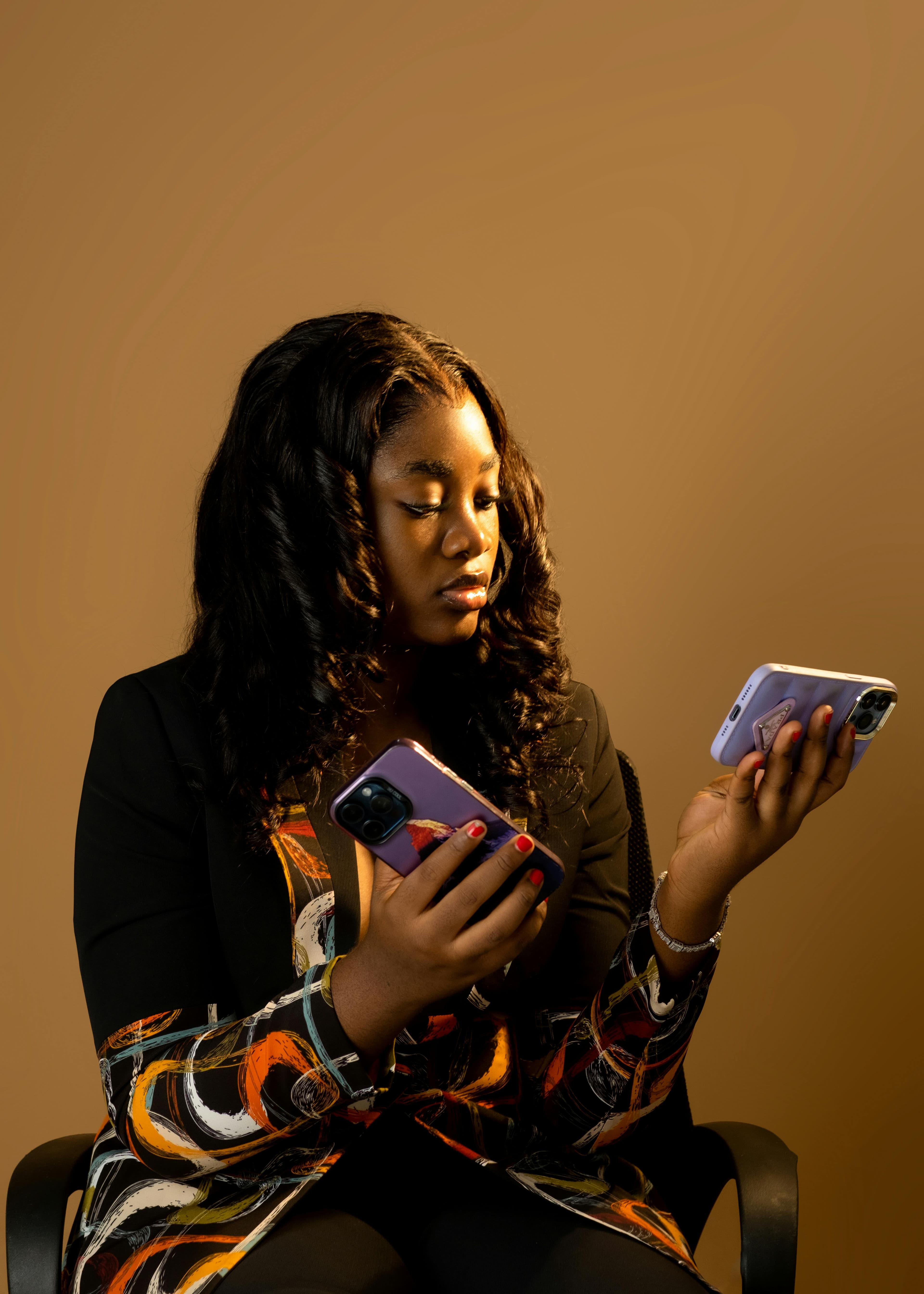 Airalo ve Saily eSIM'lerini karşılaştıran görsel