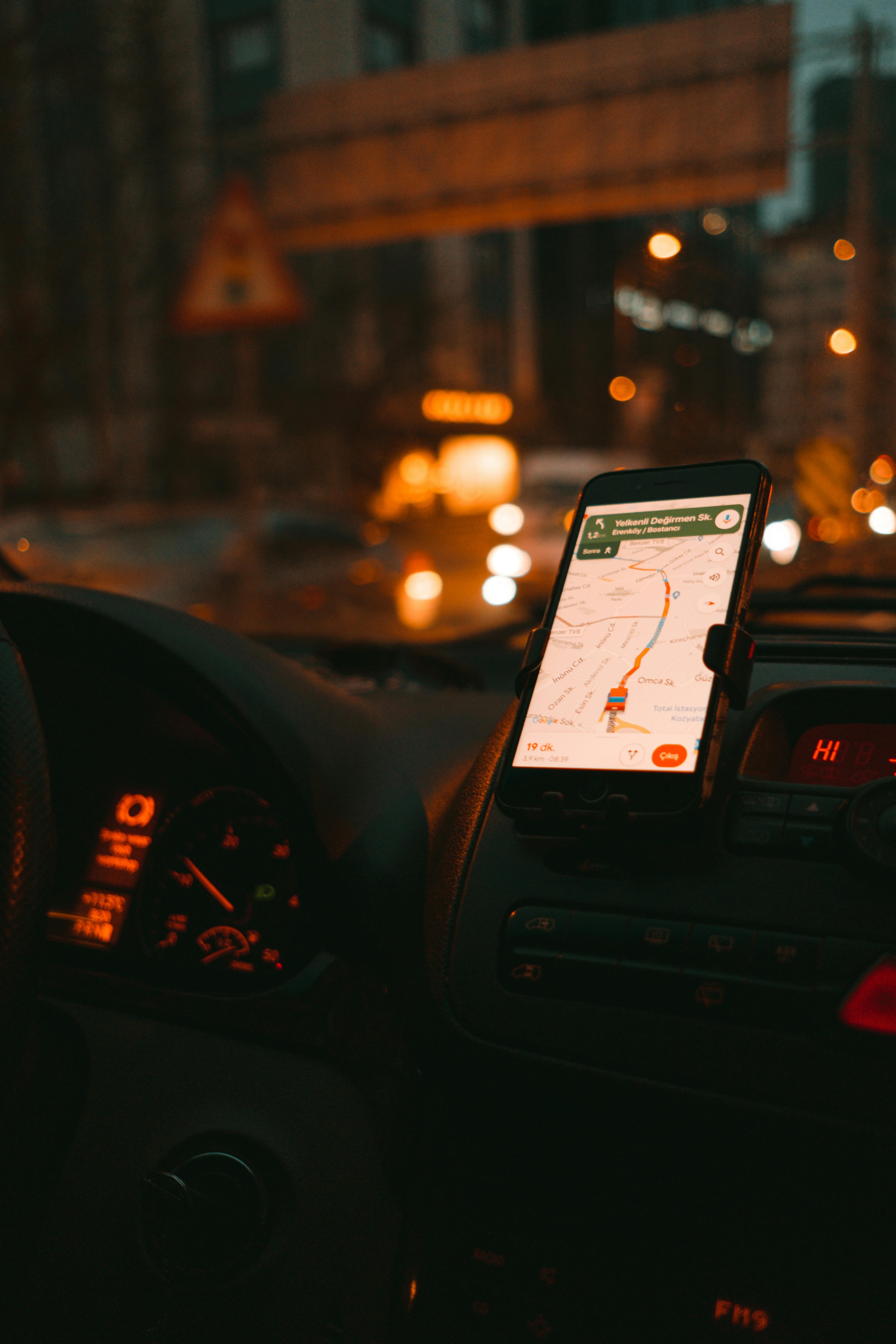 Nomad eSIM kapsamını, kentsel seyahati ve Asya odaklı bağlantıyı temsil eden şehir akıllı telefon navigasyon sahnesi