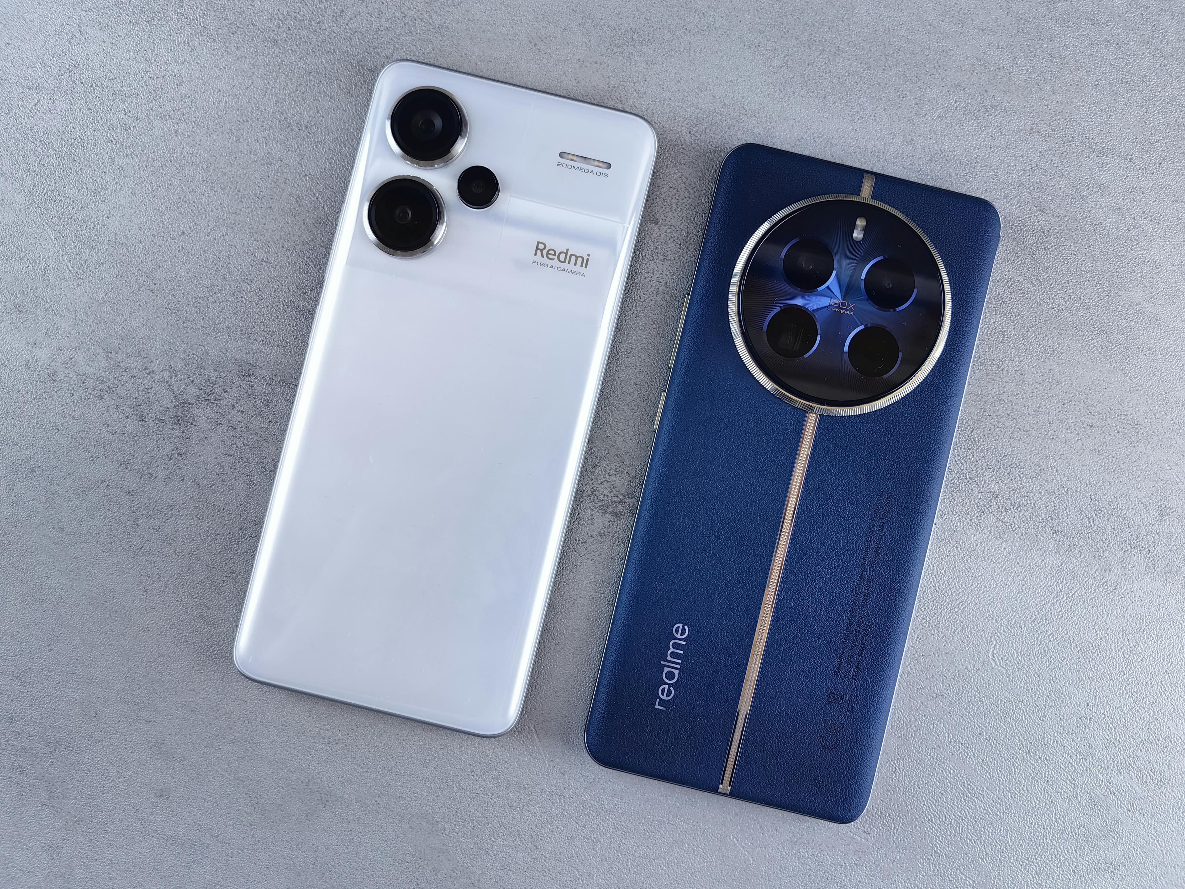 Airalo vs Holafly makalesi için karşılaştırma görseli — fiyatlandırma, hız, destek ve veri kullanımı genelinde eSIM değerlendirmesini yan yana temsil ediyor. Airalo ve Holafly eSIM planlarını, fiyatlandırmayı ve seyahat veri değerini karşılaştırmak için kullanılan iki akıllı telefon