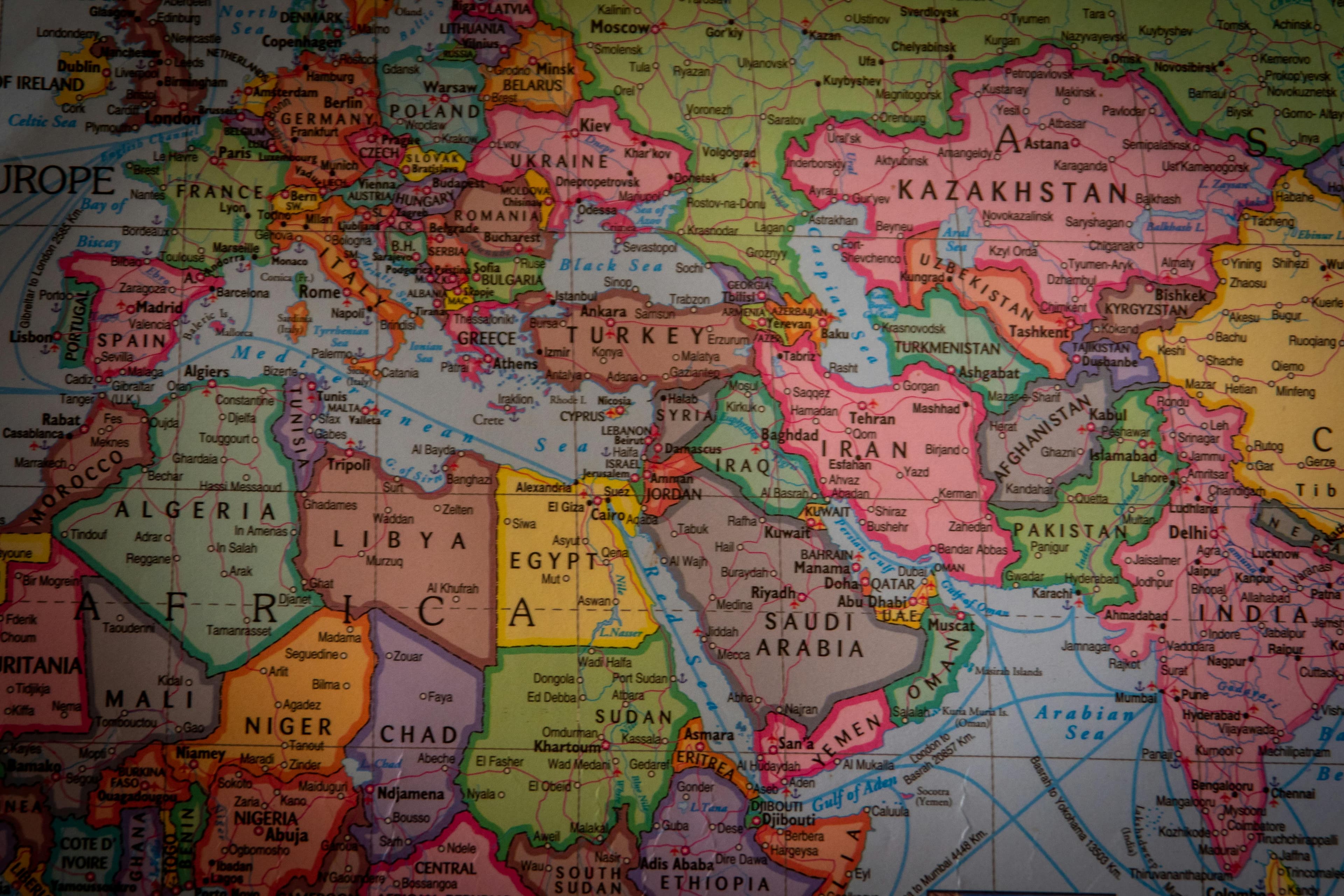 2026'nın en iyi seyahat eSIM rehberi için sağlayıcı karşılaştırma görseli. En iyi seyahat eSIM sağlayıcılarını temsil eden görsel